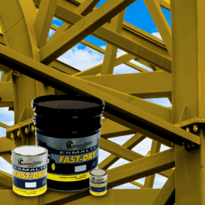 Cubetas y latas de Esmalte FAST-DRY de Chemical Color de Megacolor en primer plano, con una estructura metálica amarilla de fondo, ilustrando el uso del producto en proyectos industriales.