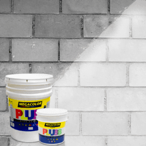 Cubetas de pintura acrílica PLUS de Megacolor frente a una pared de ladrillo parcialmente pintada de blanco, mostrando el contraste entre la superficie tratada y sin tratar.