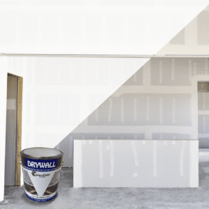 Galón de pintura para drywall de Megacolor, mostrado en una sala en construcción con paredes sin terminar, destacando el uso del producto para interiores y preparación de superficies.