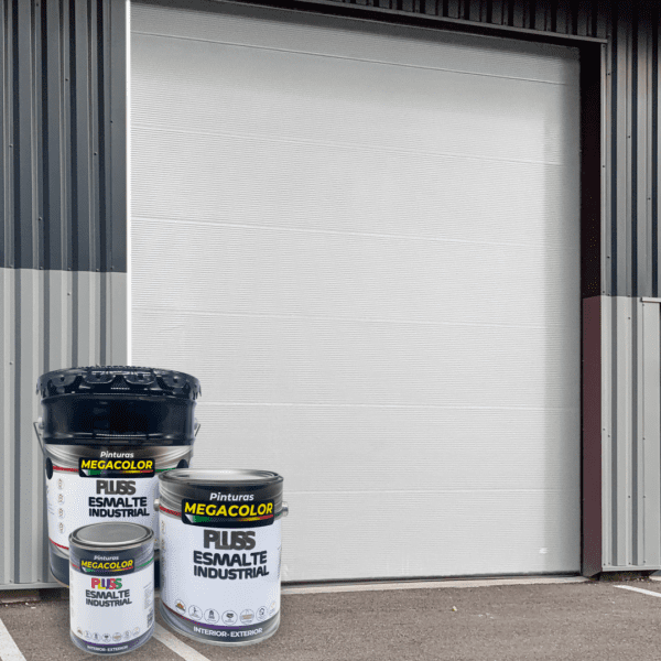 Cubetas de esmalte industrial de Megacolor, mostradas en varios tamaños frente a una puerta enrollable industrial, indicando la aplicación del producto para superficies exteriores e interiores en entornos industriales.
