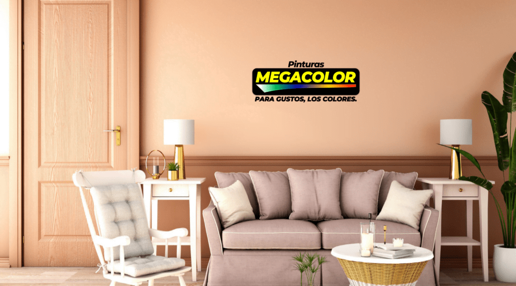 Acogedora sala de estar pintada con colores de Pinturas Megacolor, con un sofá marrón claro, sillas blancas, lámparas de mesa elegantes y plantas verdes, destacando la calidez y estilo que la pintura puede aportar a un hogar